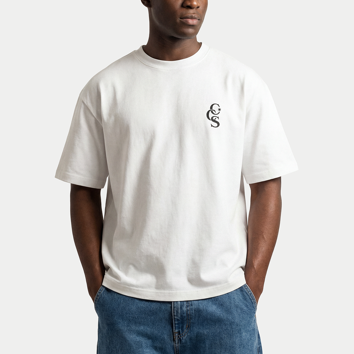 Modelo llevando la camiseta blanca «CCS Basics» de Caracas Merch